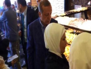 Ρ.Τ Ερντογάν: Μετά το εκλογικό κέντρο πήγε για σοκολάτες με την γυναίκα του (φωτό)